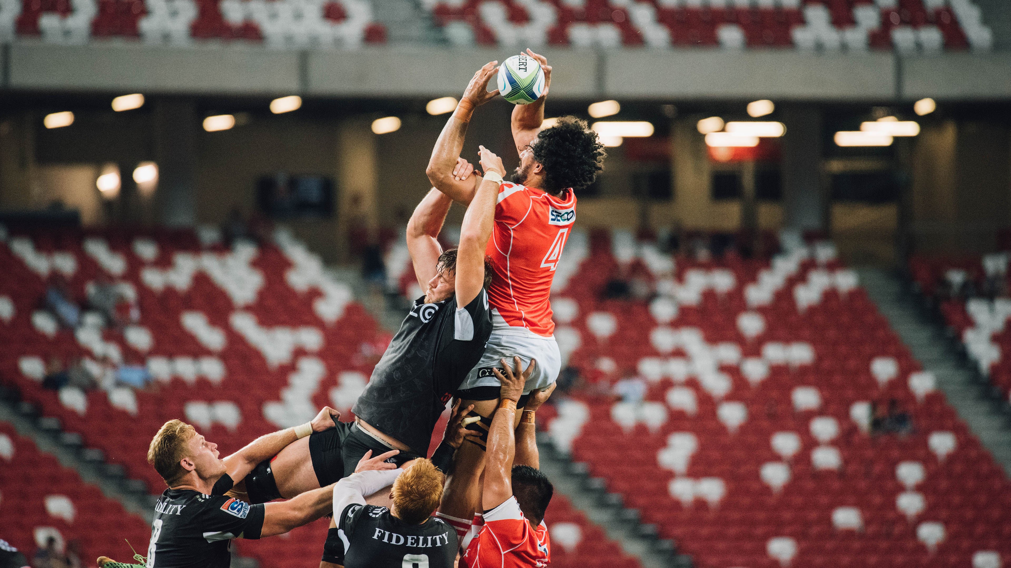 F1年度争冠之夜，武切维奇高光表现，赛道与球场的双面英雄